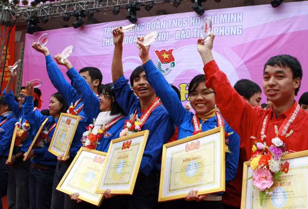 Thanh niên có thành tích trong hiến máu nhân đạo.