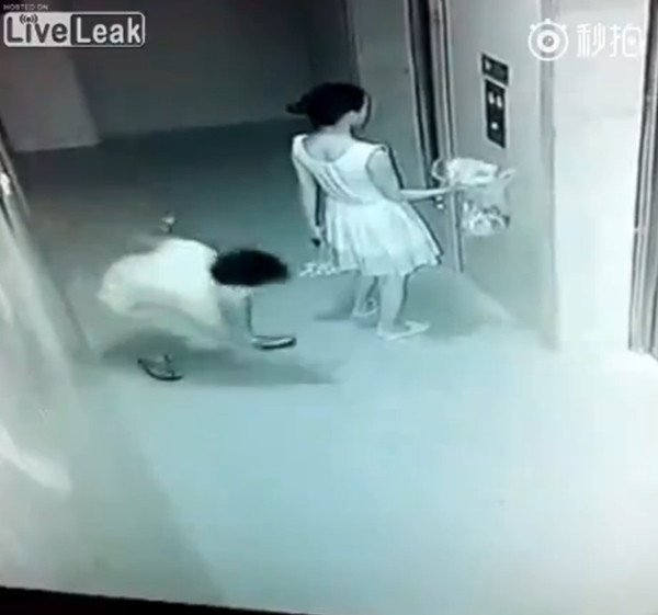 Cô gái mặc váy bị sàm sỡ khi đang chờ thang máy chung cư ảnh 2