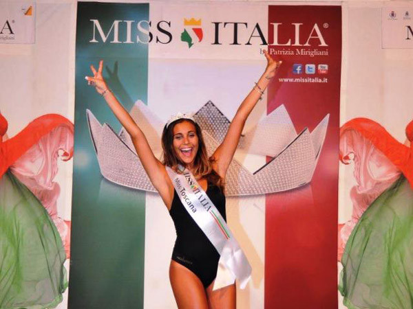 Giật mình vì diện mạo Hoa hậu Italia giống hệt... HLV Conte ảnh 7