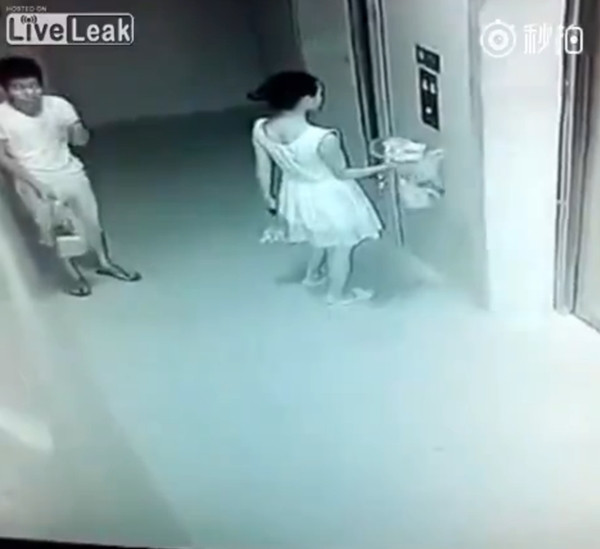 Cô gái mặc váy bị sàm sỡ khi đang chờ thang máy chung cư ảnh 1