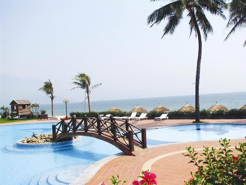 Bãi biển Xuân Thiều và khu du lịch giải trí Red Beach bây giờ - Ảnh: Trần Tuấn