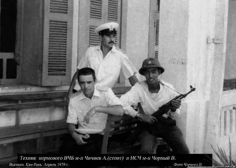 Người lính Hải quân Liên Xô bên người lính Hải quân Việt Nam 