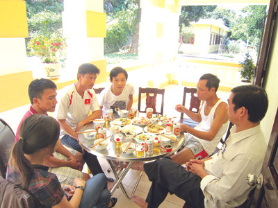 Bữa cơm tất niên của các anh em trong trạm. Ảnh: Thanh Trần