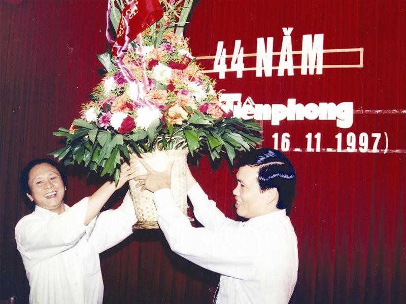 Đồng chí Vũ Trọng Kim (phải) tặng hoa chúc mừng báo Tiền phong nhân 44 năm thành lập báo Đồng chí Vũ Trọng Kim (phải) tặng hoa chúc mừng báo Tiền phong nhân 44 năm thành lập báo