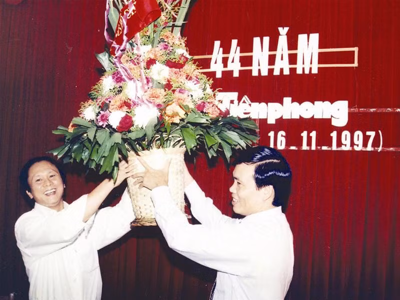 Đồng chí Vũ Trọng Kim (phải) tặng hoa chúc mừng báo Tiền phong nhân 44 năm thành lập báo Đồng chí Vũ Trọng Kim (phải) tặng hoa chúc mừng báo Tiền phong nhân 44 năm thành lập báo