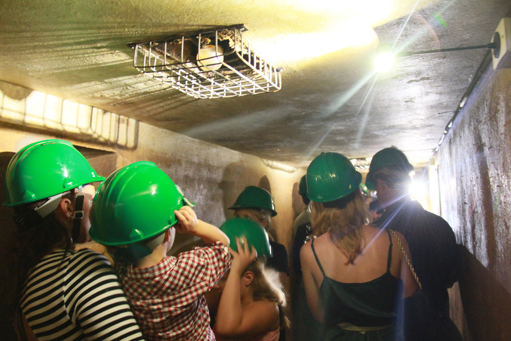 ... mỗi phòng chỉ chứa được vài người. 