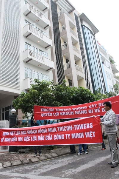 Khách hàng vây trụ sở Công ty CP Đầu tư Minh Việt.Ảnh: Minh Đức. fasdf