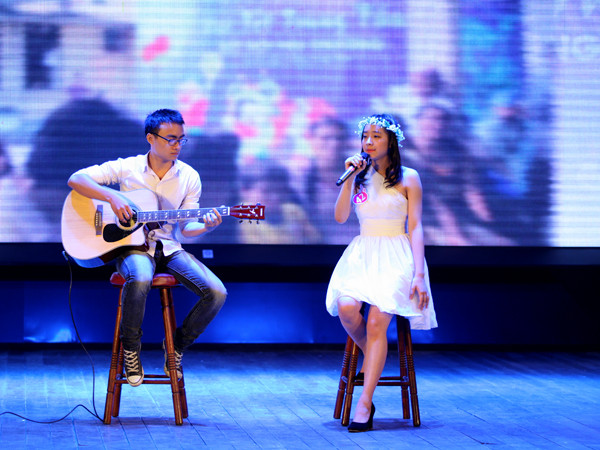 Nhiều thí sinh lại khoe tài giọng hát trên sân khấu Duyên dáng Hà thành