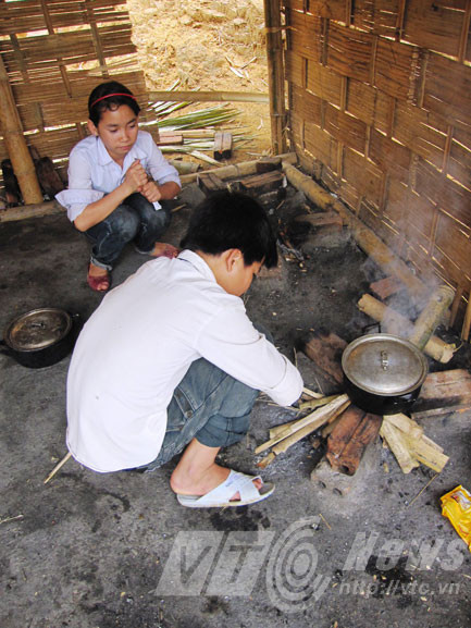 Nổi lửa chuẩn bị bữa cơm trưa thường nhật tại trường