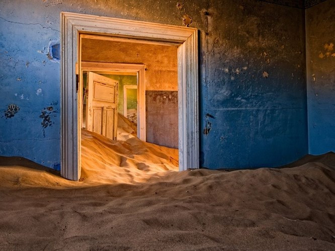 "Thị trấn ma" Kolmanskop trong sa mạc Namib ở miền Nam Namibia chìm ngập trong cát giống như cảnh trong phim viễn tưởng.