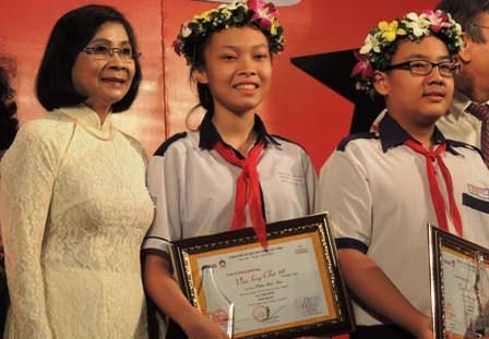 Duy Tân (phải ngoài cùng) nhận giải thưởng Văn hay chữ tốt. Ảnh: Dân Trí