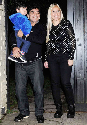 Maradona 'treo cưới', lôi bồ cũ… ra tòa ảnh 1