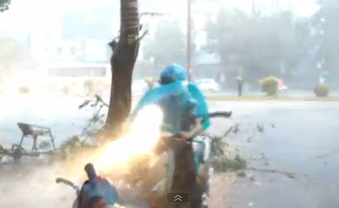 10 video ‘hot’: Cột điện phát nổ như bom trong mưa lốc ảnh 6