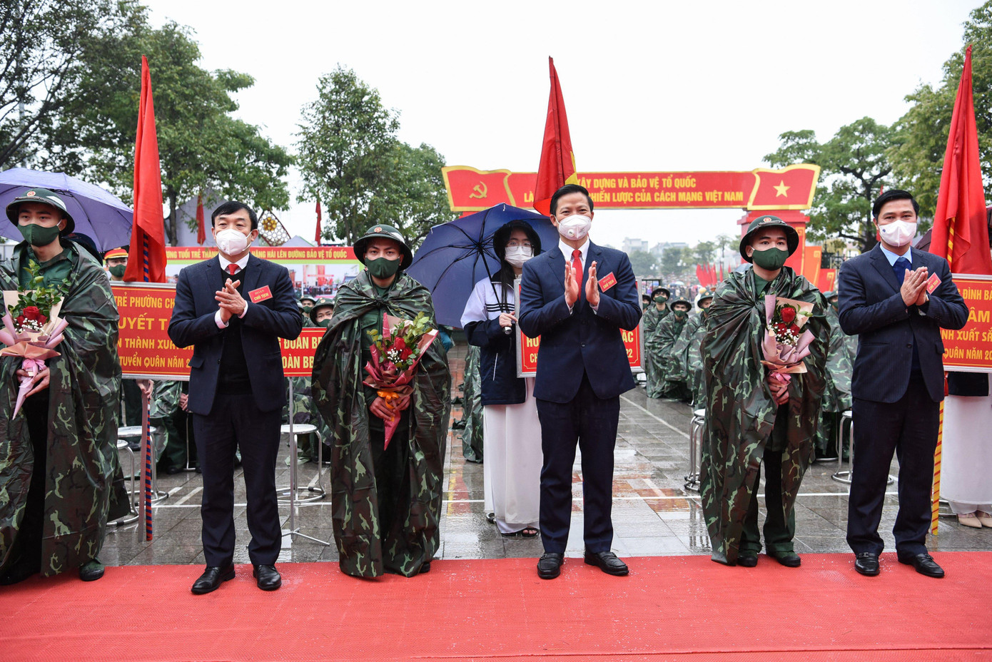 Phó Chỉ tịch Thường trực UBND tỉnh Bắc Ninh và Bí thư Thành ủy TP Từ Sơn Lê Xuân Lợi cùng đại diện các ban ngành tặng hoa và cùng các đại biểu chụp ảnh lưu niệm với tân binh trước giờ chuẩn bị lên đường.