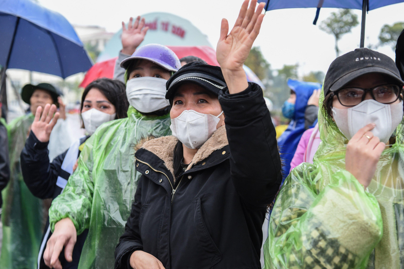 Nhiều gia đình đội mưa dưới thời tiết giá lạnh để tiễn con em mình lên đường nhập ngũ.