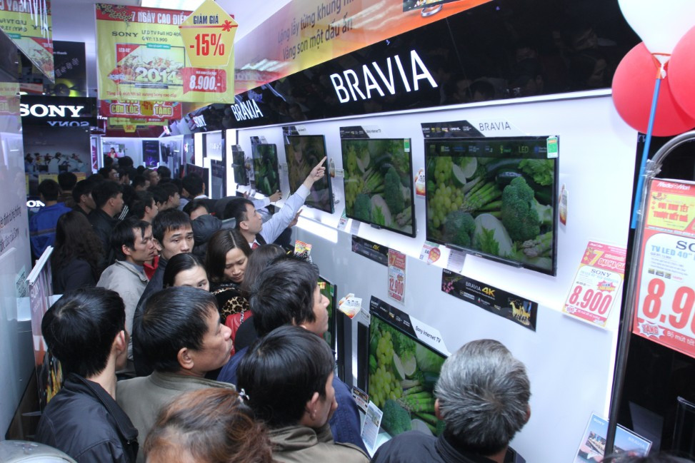 Một nhân viên tư vấn cùng lúc cho cả trăm khách hàng