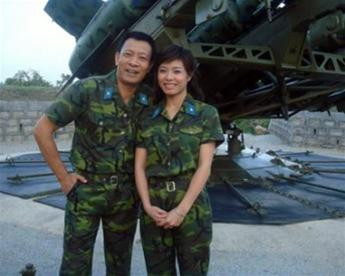 Hoàng Linh và nhà báo Lại Văn Sâm trong một buổi thực hiện cảnh quay cho chương trình Chúng tôi là chiến sỹ Hoàng Linh và nhà báo Lại Văn Sâm trong một buổi thực hiện cảnh quay cho chương trình Chúng tôi là chiến sỹ