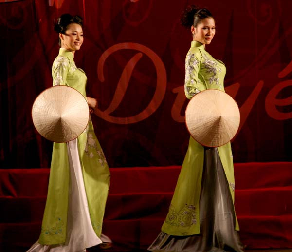 Đậm nét truyền thống với chiếc nón và tà áo dài