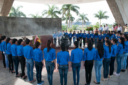 Các thí sinh mặc niệm các anh hùng liệt sỹ