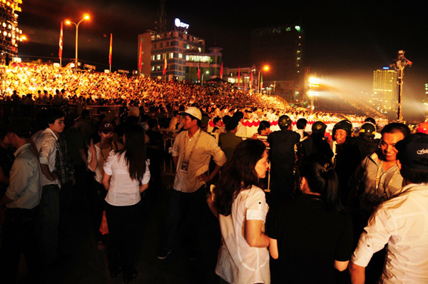 Rất đông người đi thưởng thức "bữa tiệc ánh sáng" trên sông Hàn. Rất đông người đi thưởng thức