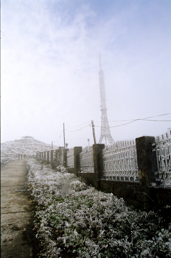 25-1, băng tuyết rơi đầy trên Mẫu Sơn