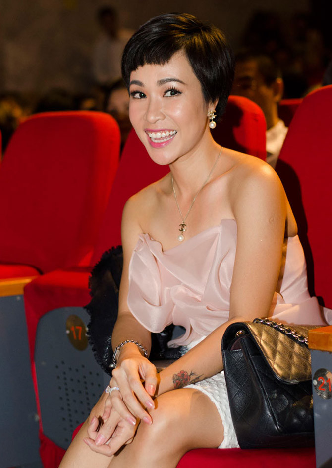 Uyên Linh nở nụ cười tươi khi ống kính máy ảnh hướng về phía mình
