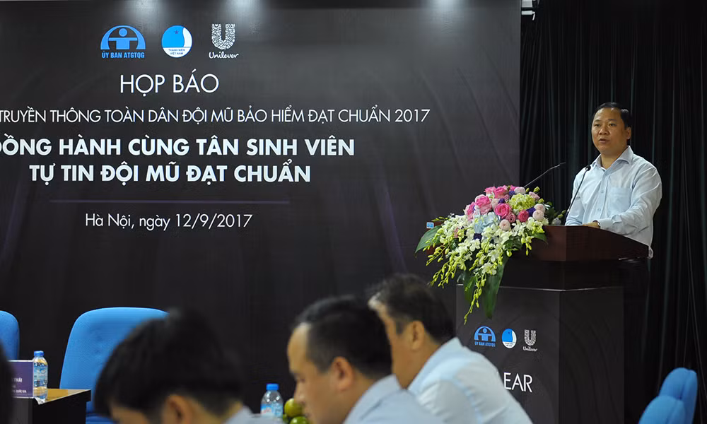 Tặng 2.000 mũ bảo hiểm đạt chuẩn cho tân sinh viên ảnh 1