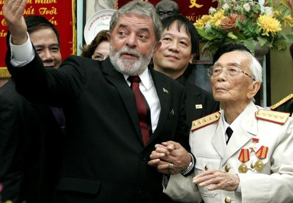 Cựu Tổng thống Brazil Lula da Silva và Đại tướng Võ Nguyên Giáp trong chuyến công du Việt Nam năm 2008. Ảnh: dailymaverick.co.za. Bài viết: http://news.zing.vn/Tuong-Giap-va-nhung-lan-gap-lanh-dao-the-gioi-post357911.html#home_featured.tinnong Nguồn Zing News 