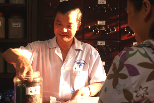 Lương y Phó Hữu Đức bốc thuốc cho bệnh nhân. Ảnh: MT. Lương y Phó Hữu Đức bốc thuốc cho bệnh nhân. Ảnh: MT