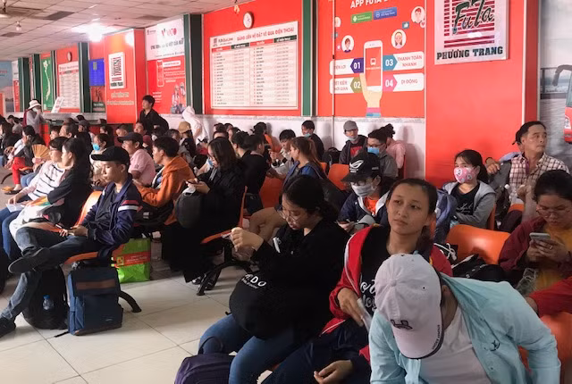 Ùn ùn về nghỉ lễ, cửa ngõ Hà Nội và TPHCM kẹt cứng ảnh 28