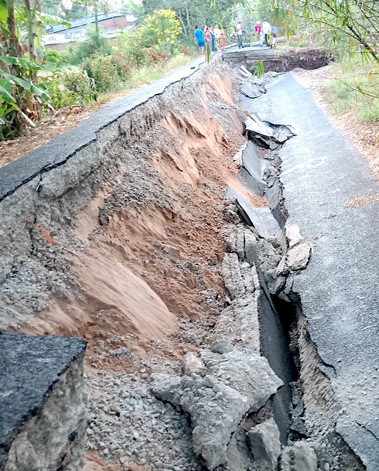 Khô hạn, sụp lở đất kinh hoàng tại Cà Mau ảnh 1