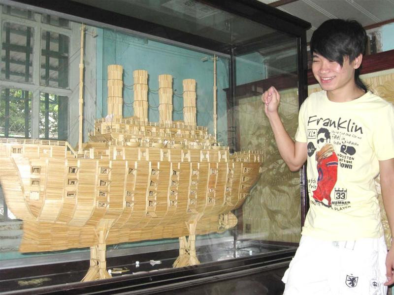 Tâm bên con tàu Titanic độc đáo. Ảnh: Lê Hải Tâm bên con tàu Titanic độc đáo. Ảnh: Lê Hải