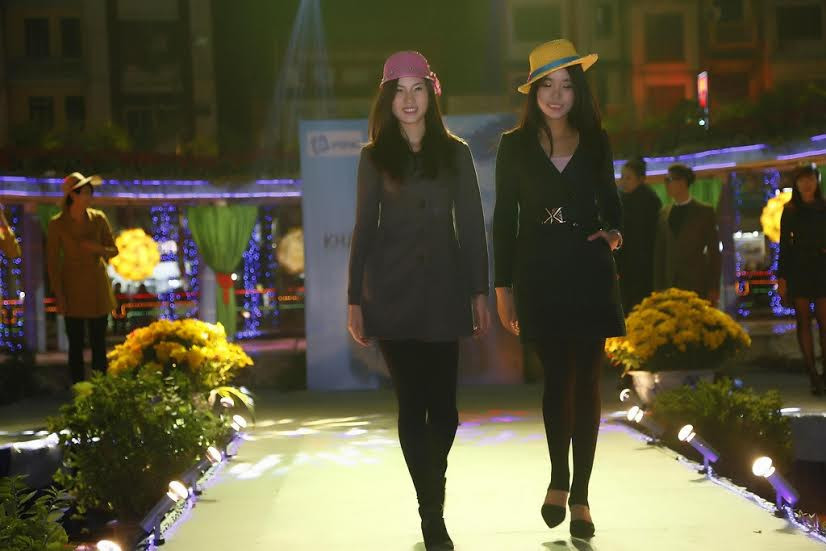 Phần trình diễn BST áo dài “Sắc xuân” của NTK Hương Maria và trang phục dạ hội của NTK Trang Jerry cũng mang đến cho khán giả nhiều cảm xúc mới lạ.