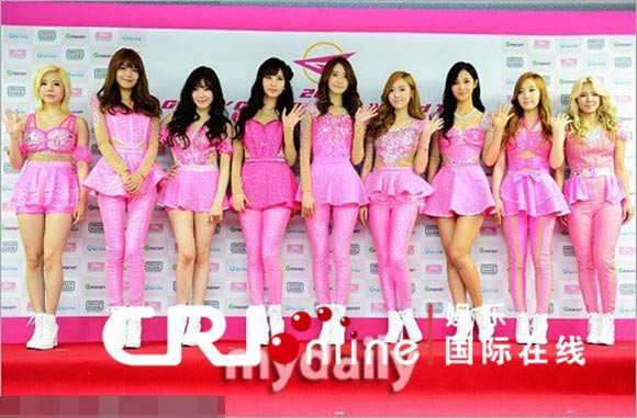 SNSD rực rỡ sắc hồng trong buổi họp báo tại Seoul