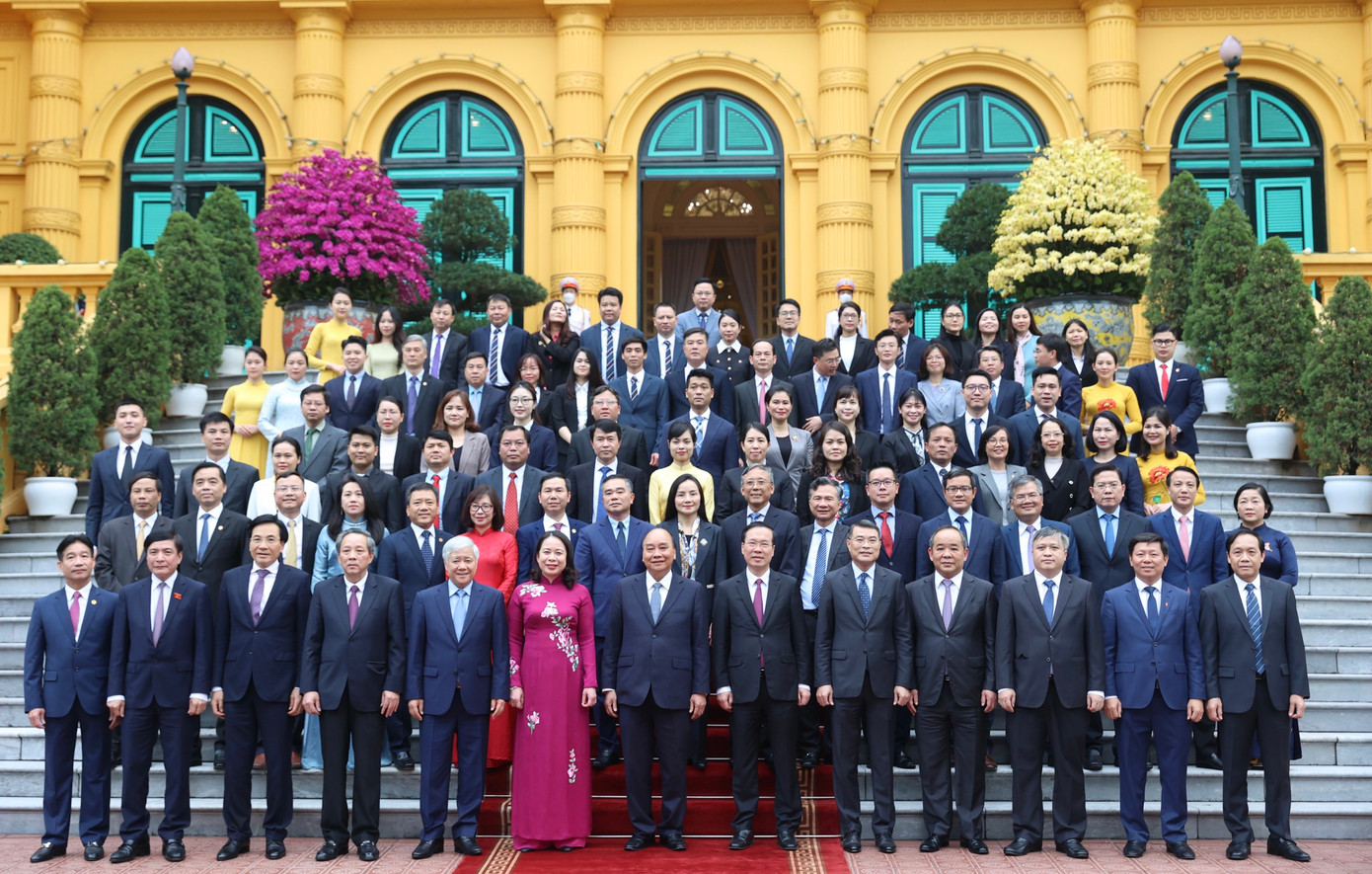 Nguyên Chủ tịch nước Nguyễn Xuân Phúc cùng lãnh đạo Đảng, Nhà nước và cán bộ Văn phòng Chủ tịch nước. Ảnh Như Ý Nguyên Chủ tịch nước Nguyễn Xuân Phúc cùng lãnh đạo Đảng, Nhà nước và cán bộ Văn phòng Chủ tịch nước. Ảnh Như Ý