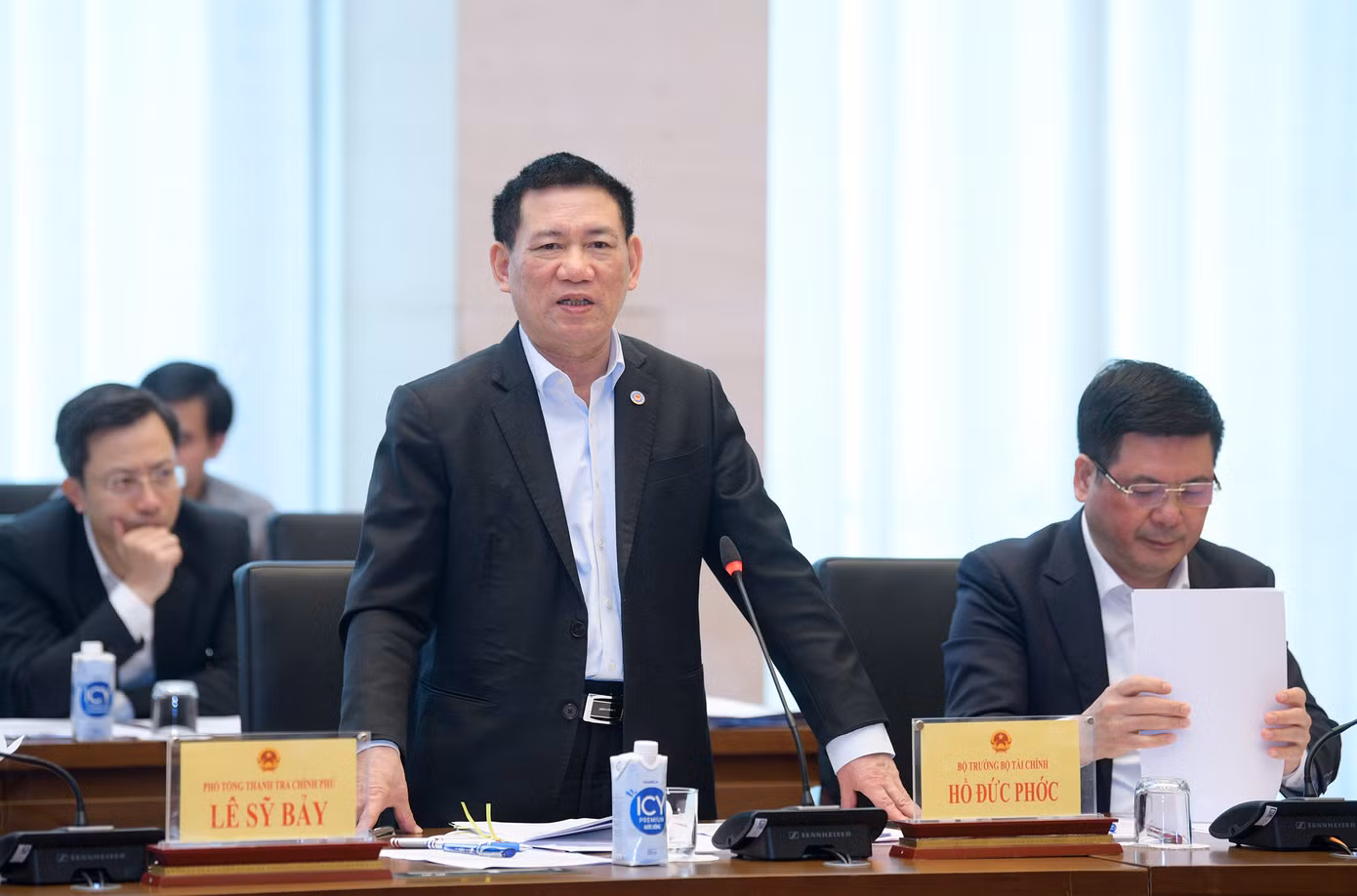 Bộ trưởng Tài chính Hồ Đức Phớc tại phiên giải trình Bộ trưởng Tài chính Hồ Đức Phớc tại phiên giải trình