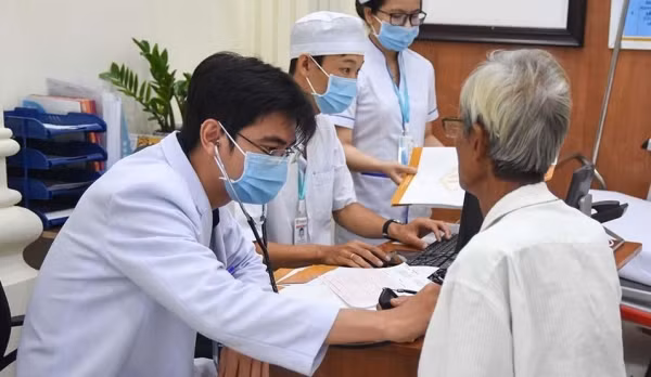 Bộ Nội vụ tiếp tục phối hợp với Bộ Y tế nghiên cứu, đề xuất việc xếp lương và chế độ phụ cấp đặc thù đối với viên chức y tế. Ảnh minh hoạ