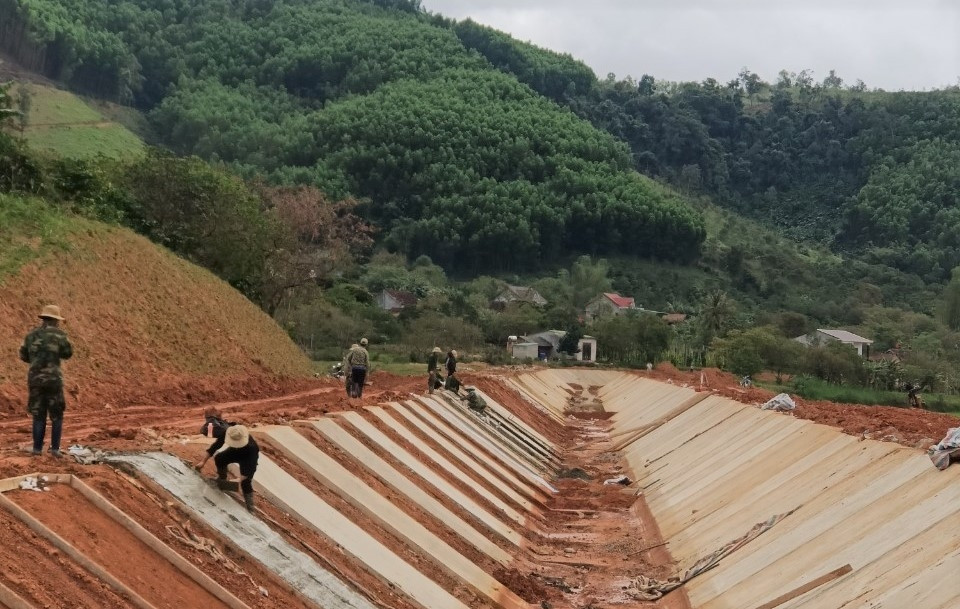 Công nhân đang thi công bê tông hạng mục kênh chính Bắc của Dự án hồ chứa nước Krông Pách Thượng Công nhân đang thi công bê tông hạng mục kênh chính Bắc của Dự án hồ chứa nước Krông Pách Thượng