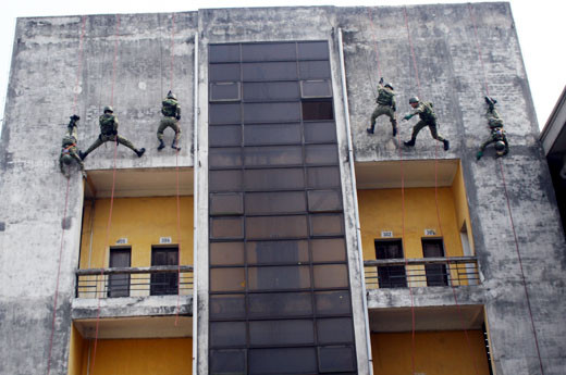 Thả dây, đột nhập vào tòa nhà giam giữ con tin