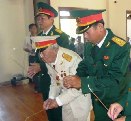 Người lính 91 tuổi Tô Văn Cắm thành kính dâng nén tâm nhang lên người Anh Cả kính yêu. Ảnh: Người Lao Động. Người lính 91 tuổi Tô Văn Cắm thành kính dâng nén tâm nhang lên người Anh Cả kính yêu. Ảnh: Người Lao Động