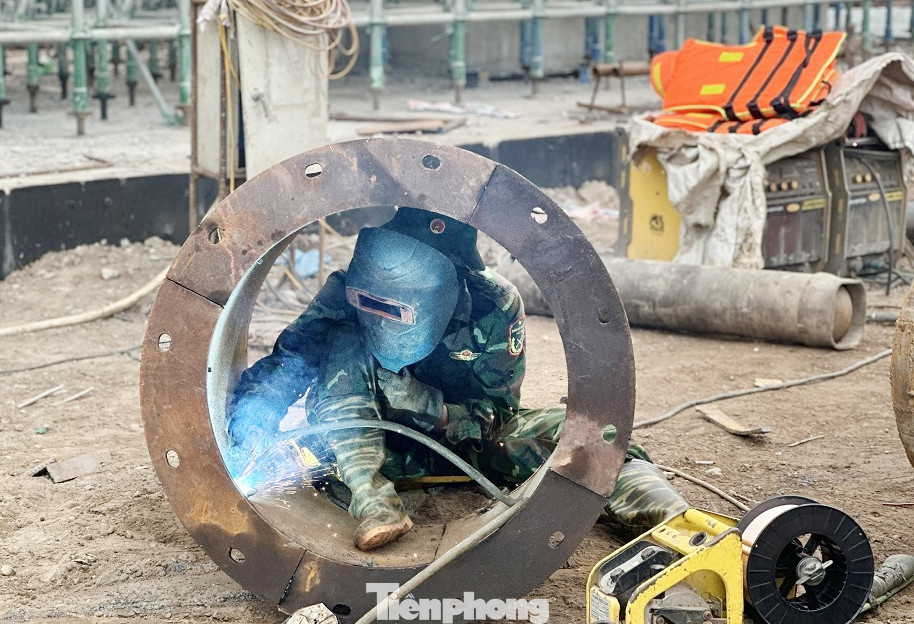 Chị Nguyễn Thị Thu, xã Vạn Xuân, huyện Tam Nông, tỉnh Phú Thọ cho biết, mỗi sáng thức dậy người dân đã thấy công trình cầu Phong Châu mới một khác. Công trường sáng đèn xuyên đêm, công nhân thi công suốt ngày đêm kể cả ngày nghỉ, ngày lễ.