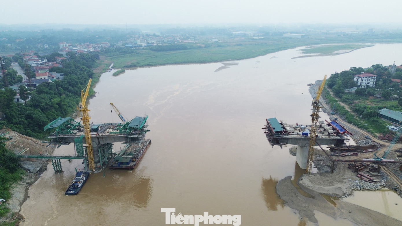 Mặc dù thời tiết không thuận lợi, mưa nhiều, nắng gắt nhưng những người lao động trên công trường cầu Phong Châu mới khắc phục mọi khó khăn, gian khổ làm việc 3 ca, 4 kíp, vượt nắng, thắng mưa để hoàn thành mục tiêu xây dựng cây cầu đúng thời hạn được giao.