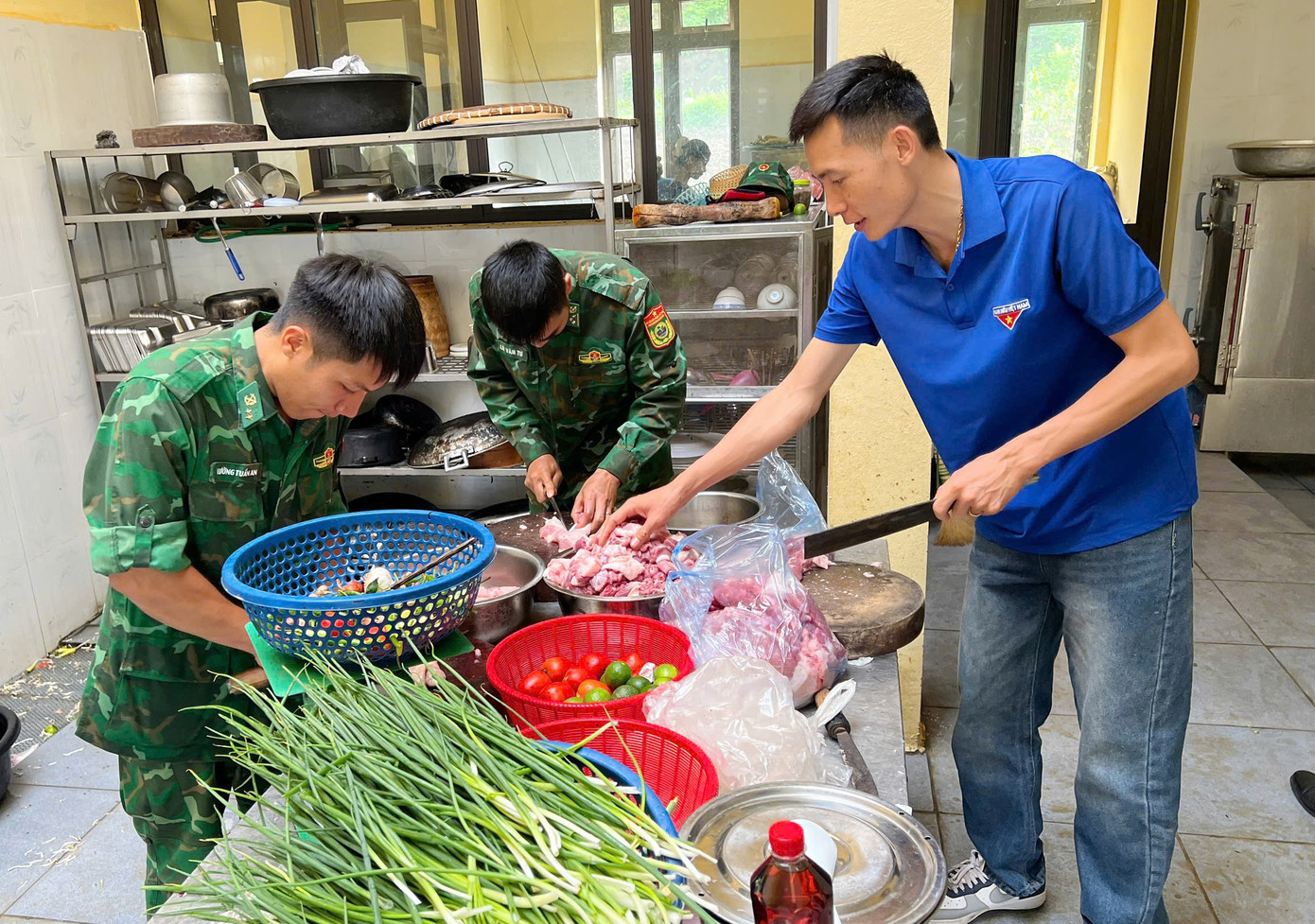 Thượng tá Vi Văn Chương, Phó Chủ nhiệm chính trị Bộ đội Biên phòng Sơn La chia sẻ, địa bàn biên giới có địa hình khó khăn, đi lại rất vất vả, các thí sinh phải vượt quảng đường xa đến các điểm thi. Thấu hiểu khó khăn của các cháu, hàng năm đến kỳ thi tốt nghiệp THPT, các đơn vị Bộ đội Biên phòng gần các điểm thi tổ chức nấu cơm, giúp các cháu có bữa ăn đủ dưỡng chất, bảo đảm sức khỏe, làm bài thi tốt.