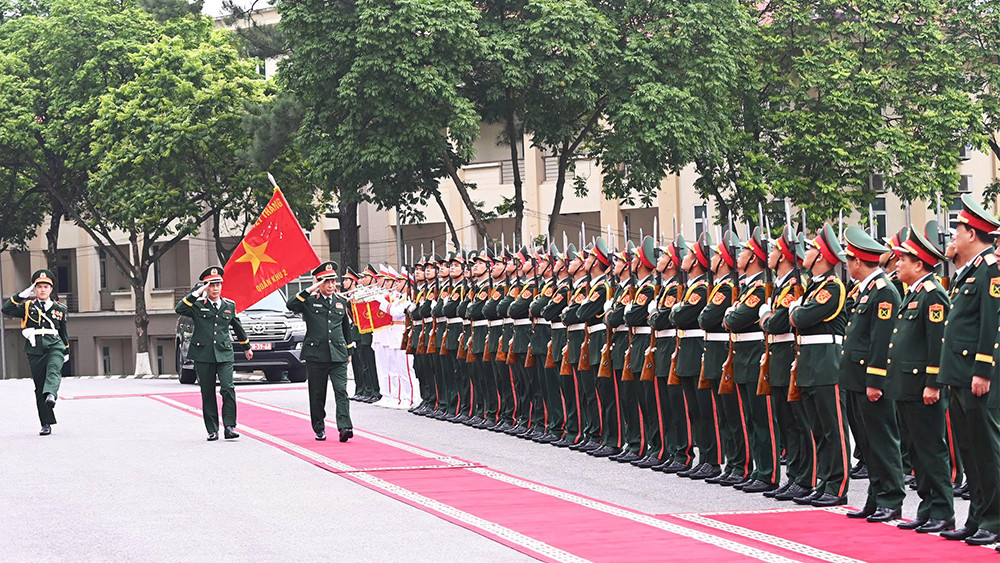 Lực lượng vũ trang Quân khu 2 đón Đại tướng Phan Văn Giang.