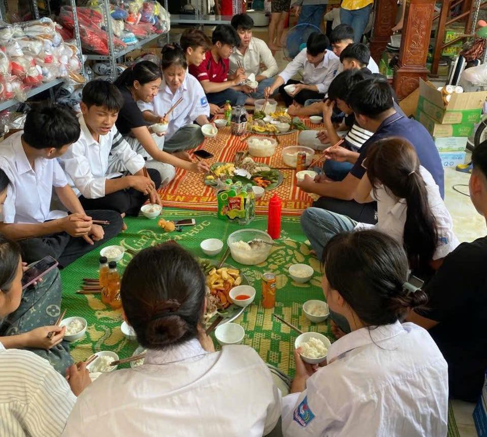 Mâm cơm cho sĩ tử tại gia đình anh Hà Mâm cơm cho sĩ tử tại gia đình anh Hà