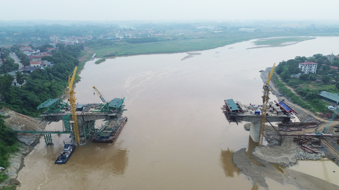 Hiện tại, đơn vị thi công đã hoàn thành cọc khoan nhồi, đổ bê tông toàn bộ 6 trụ cầu, đổ bê tông xà mũ trụ. Đơn vị thi công đang triển khai các hạng mục lao lắp dầm, đổ bêtông bản mặt cầu.