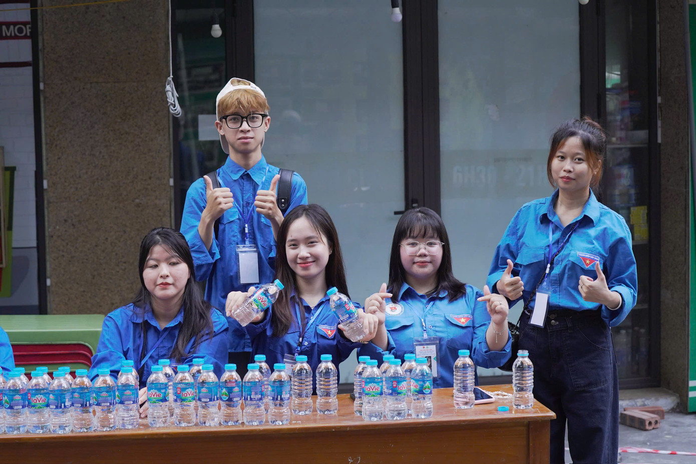 Các tình nguyện viên sẵn sàng cấp nước uống cho thí sinh. Các tình nguyện viên sẵn sàng cấp nước uống cho thí sinh.