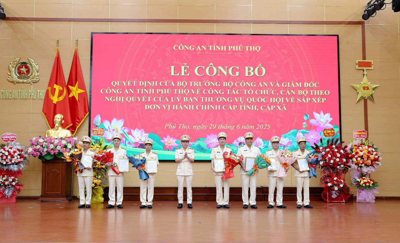 Thiếu tướng Nguyễn Minh Tuấn trao quyết định cho các đồng chí Phó Giám đốc Công an tỉnh Phú Thọ. Thiếu tướng Nguyễn Minh Tuấn trao quyết định cho các đồng chí Phó Giám đốc Công an tỉnh Phú Thọ.