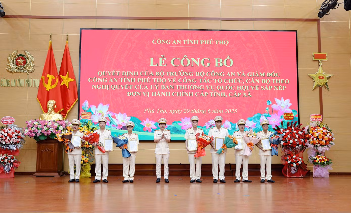 Thiếu tướng Nguyễn Minh Tuấn trao quyết định cho các đồng chí Phó Giám đốc Công an tỉnh Phú Thọ.