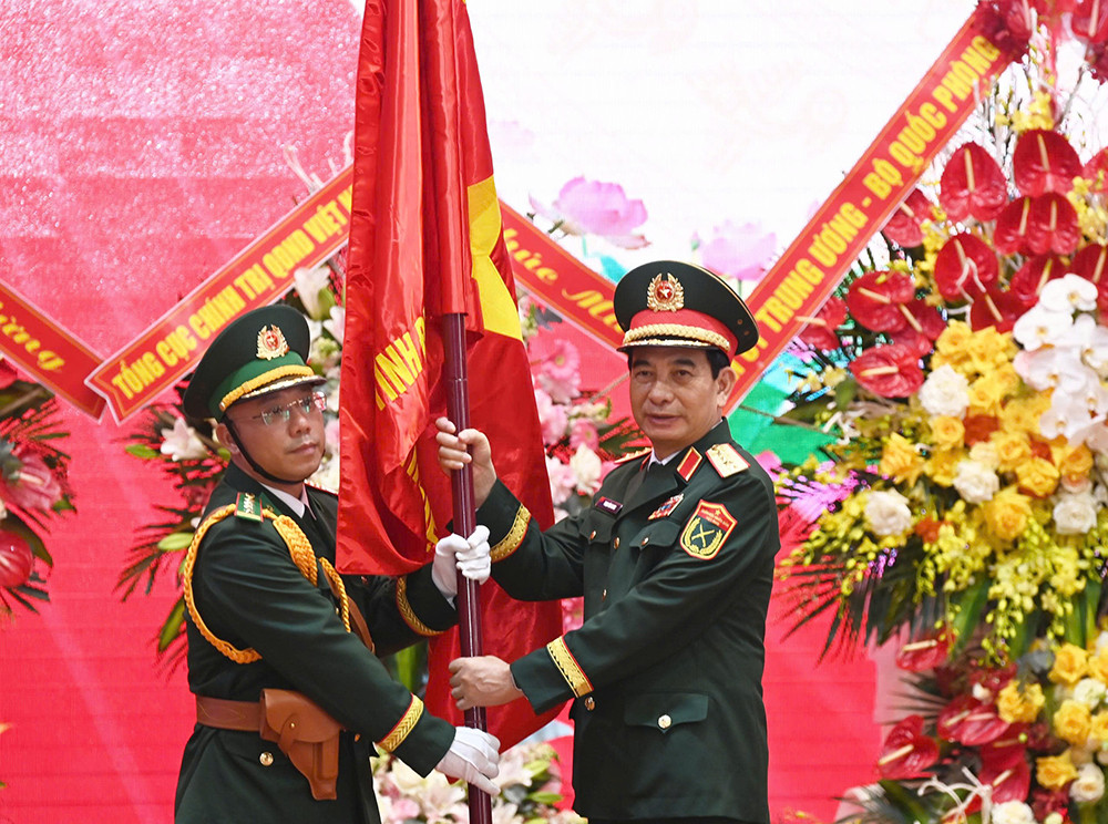 Đại tướng Phan Văn Giang đã trao Quân kỳ Quyết thắng tặng Ban Chỉ huy Bộ đội Biên phòng.